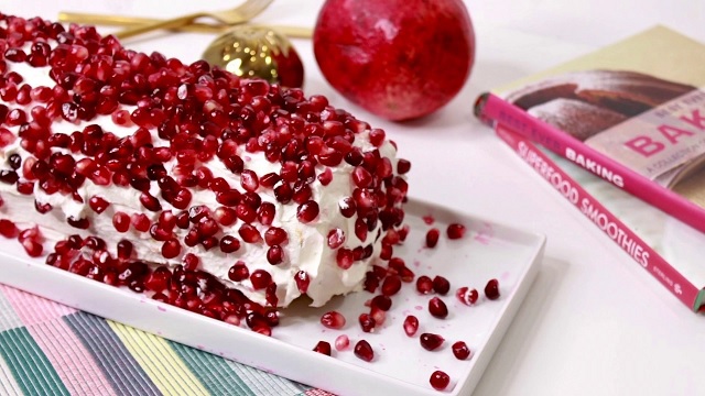 ۲ طرز تهیه رولت انار خوشمزه خامه ای و ژله ای به سبک قنادی