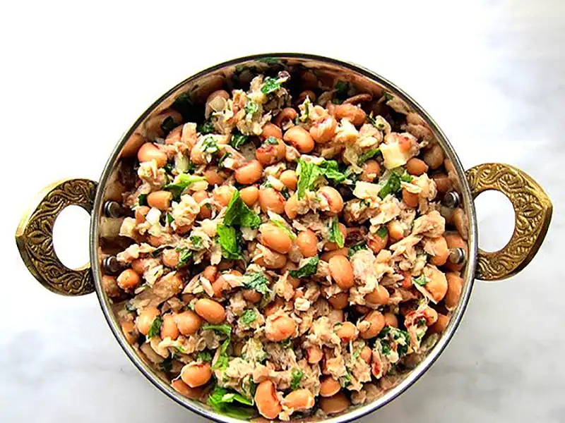 سالاد تن ماهی با لوبیا چشم بلبلی؛ سریع، مقوی و پر از پروتئین