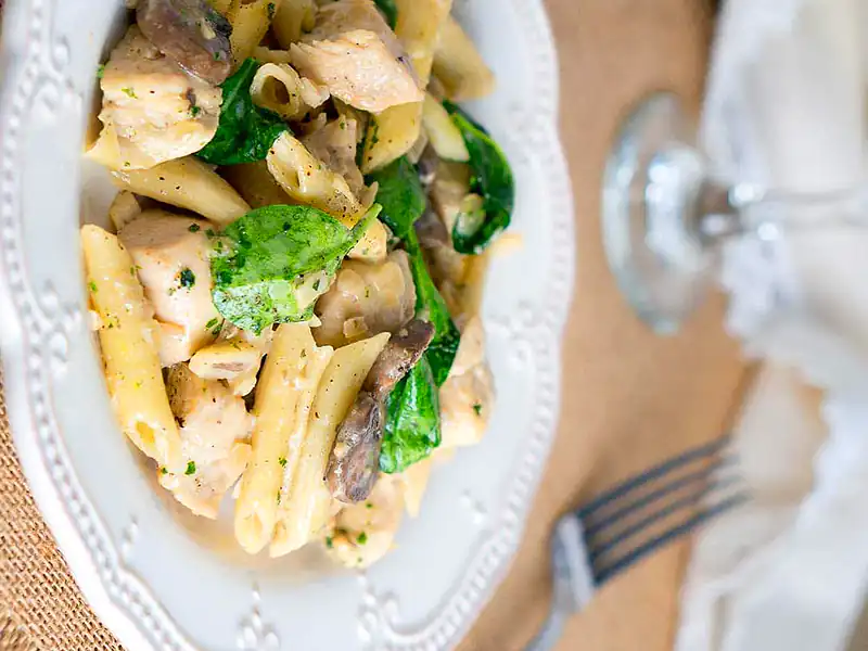 طرز تهیه پنه آل پولو؛ پاستای مرغ را با سبکی متفاوت درست کنید!