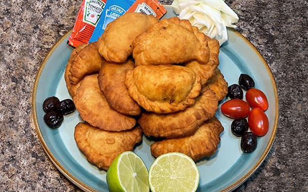 طرز تهیه پیراشکی گوشت خوشمزه با خمیر جادویی و پنیر پیتزا